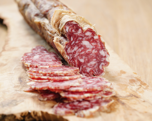 Comment enlever la peau du saucisson ?