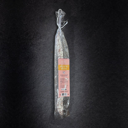 Fuet au beaufort La Boutique des Saucissons en sachet de 130 g, présenté sur une ardoise noire