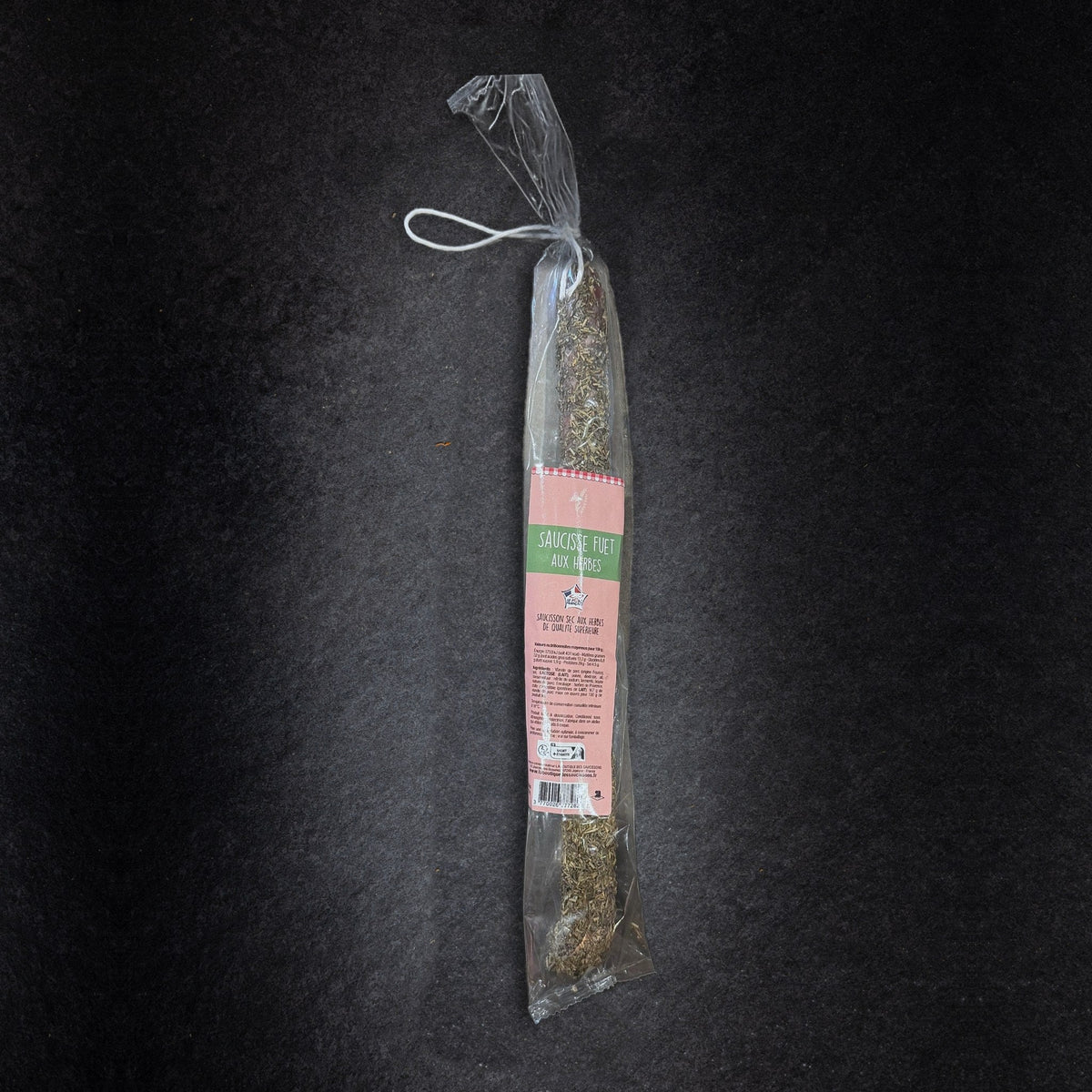 Fuet aux herbes de Provence La Boutique des Saucissons en sachet de 130 g, présenté sur une ardoise noire