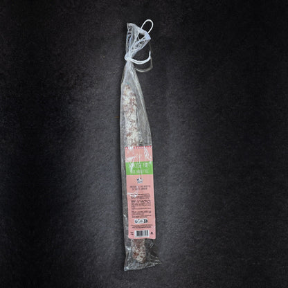 Fuet aux noisettes La Boutique des Saucissons en sachet de 130 g, présenté sur une ardoise noire