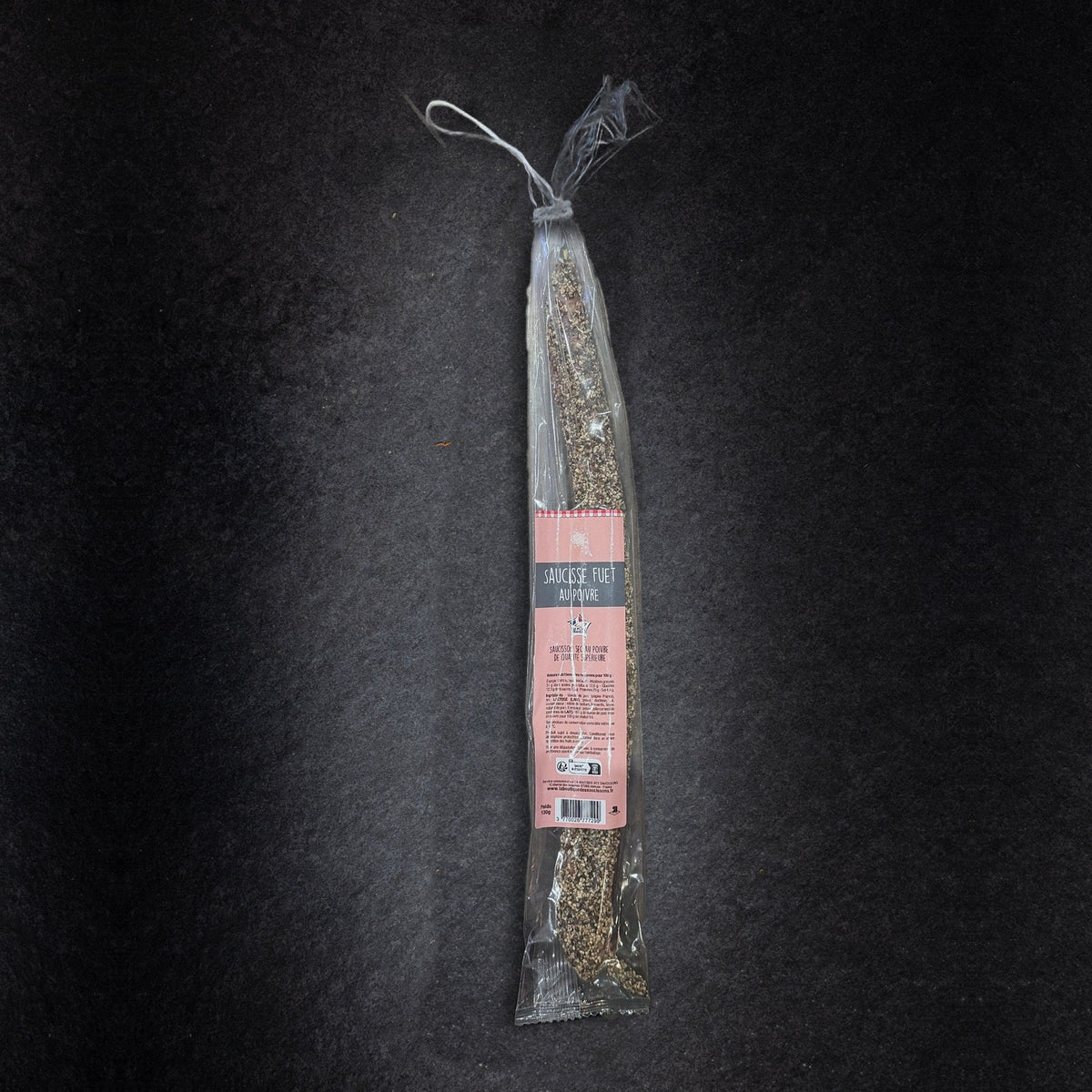 Fuet au poivre La Boutique des Saucissons en sachet de 130 g, présenté sur une ardoise noire