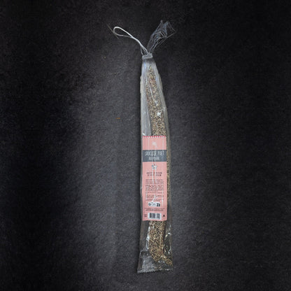 Fuet au poivre La Boutique des Saucissons en sachet de 130 g, présenté sur une ardoise noire