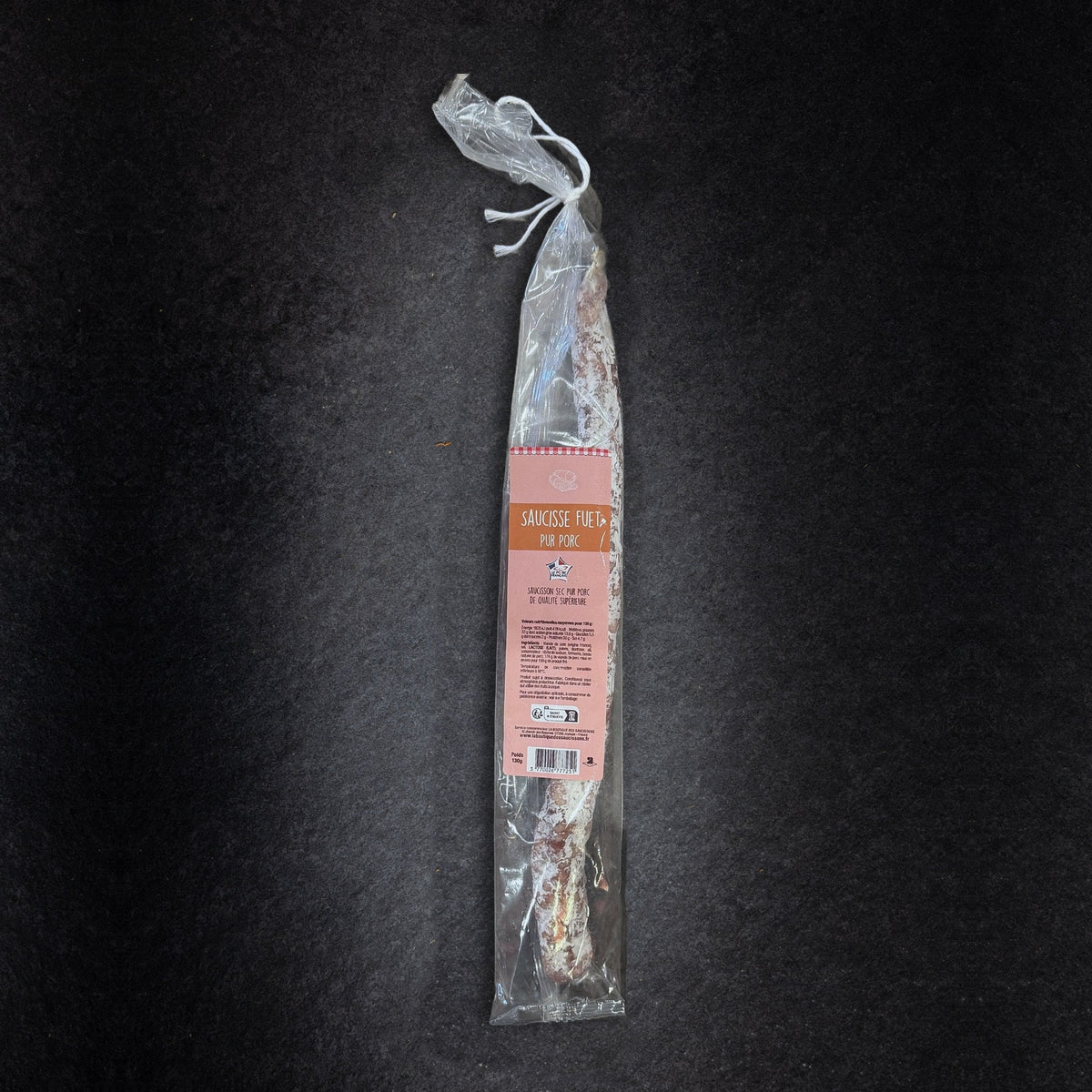 Fuet pur porc La Boutique des Saucissons en sachet de 130 g, présenté sur une ardoise noire