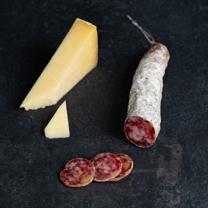 mini saucisson au cantal tranche