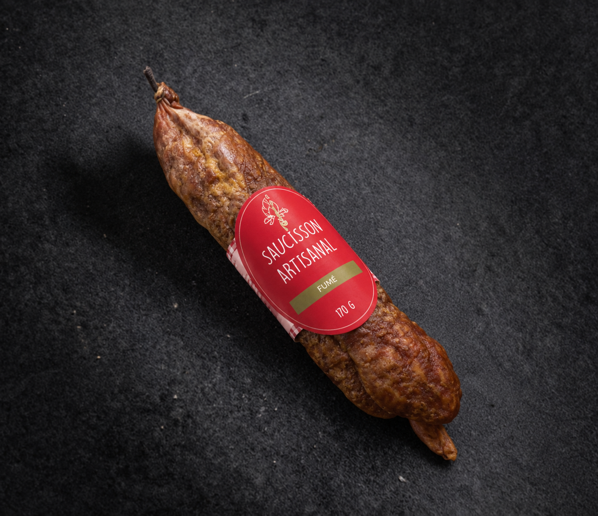 Handwerkliche geräucherte Trockenwurst, 170 g, mit bernsteinfarbener Haut und Etikett auf schwarzem Schiefer