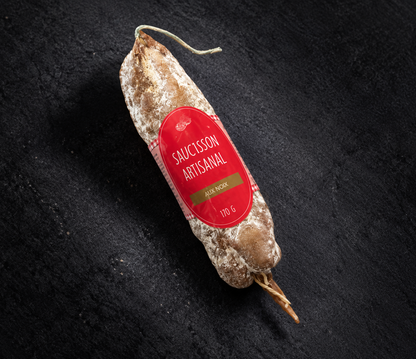 Handwerkliche Trockenwurst mit Walnüssen, 170 g, mit Etikett auf schwarzem Schiefer